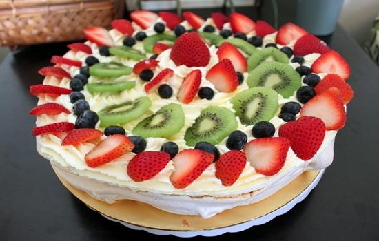 Bánh kem Pavlova một món ăn quen thuộc của Australia vào lễ Noel