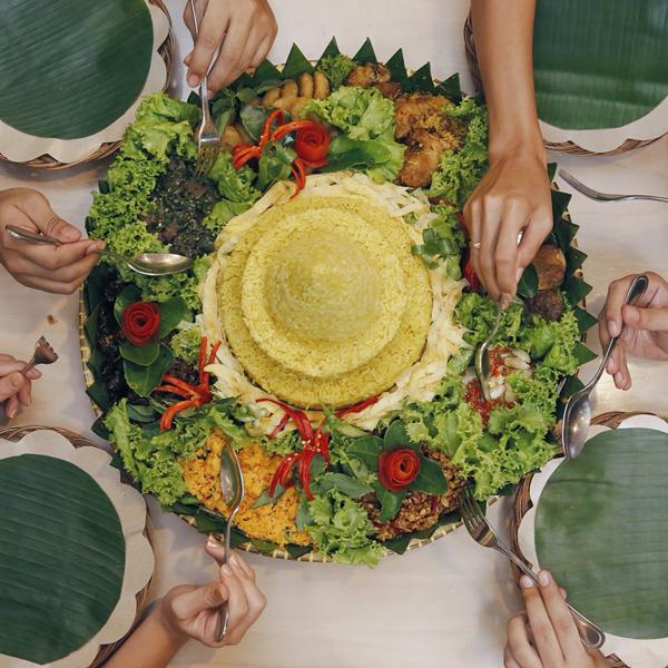 Món ăn nasi tumpeng quốc thực của Indonesia