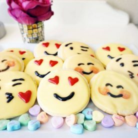 Cách làm bánh quy phong cách Facebook emoji mời khách chúc Tết