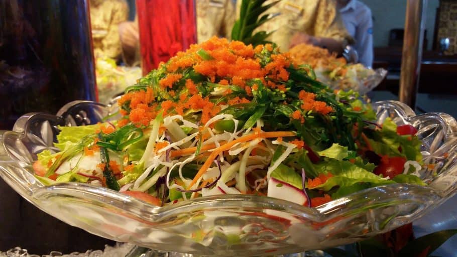 "Ăn cả thế giới salad" để giảm cân với buffet 79K