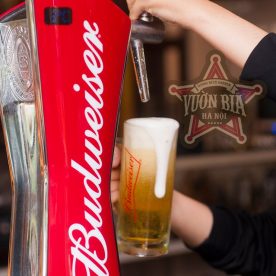 Ly bia tươi Budweiser và món ăn tại Vườn Bia Hà Nội