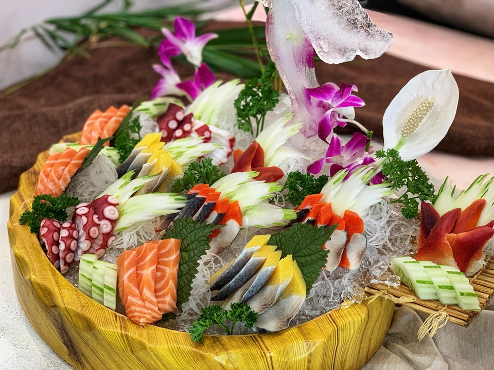 Sashimi tổng hợp tại nhà hàng hải sản San Hô Đỏ Nguyễn Thị Thập Hà Nội 2