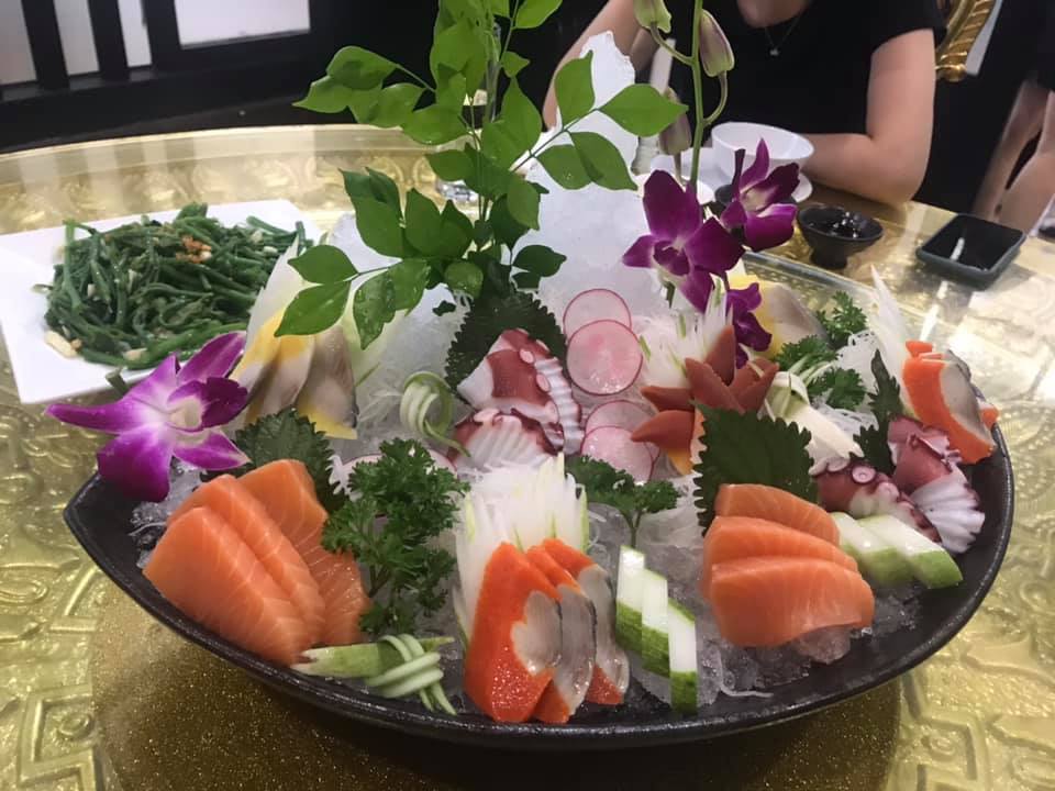 Sashimi tổng hợp tại nhà hàng hải sản San Hô Đỏ Nguyễn Thị Thập Hà Nội